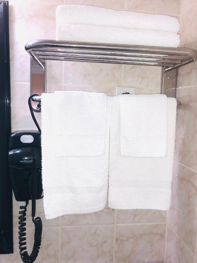Perth Plaza Inn&Suites Bagian luar foto