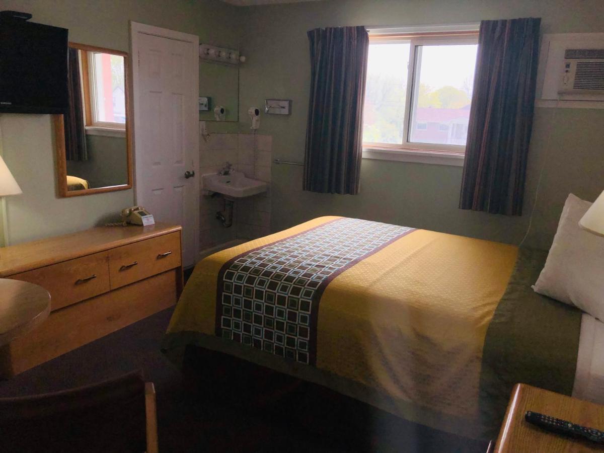 Perth Plaza Inn&Suites Bagian luar foto
